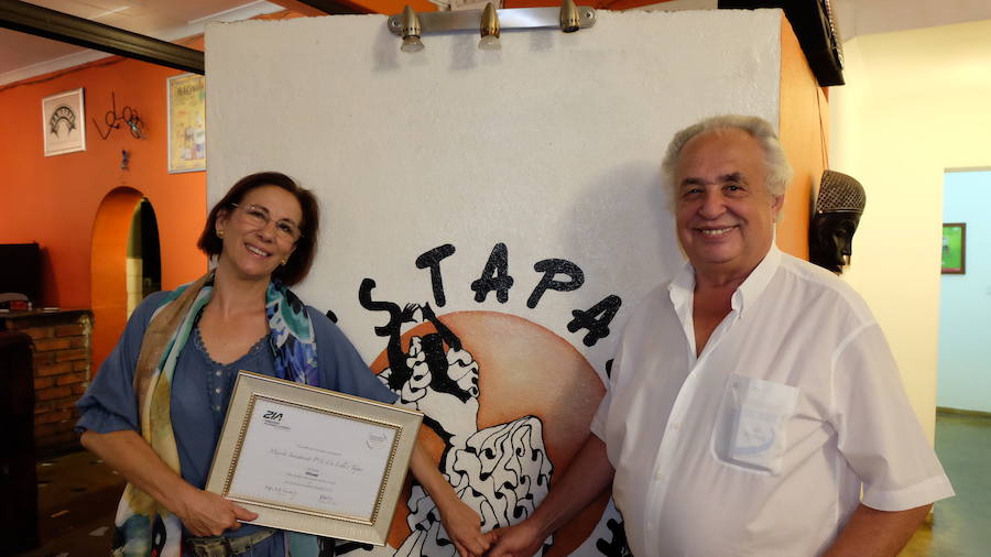 La pareja muestra orgullosa su premio. 