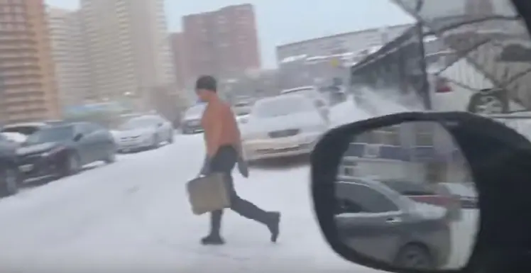 Un ruso va al trabajo sin camiseta a 30 grados bajo cero