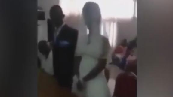 Descubre que su novio le es infiel al aparecer su amante en plena boda