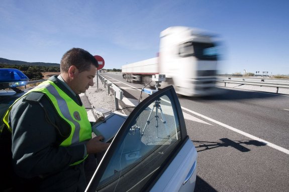 Control de velocidad móvil instalado en una carretera nacional.