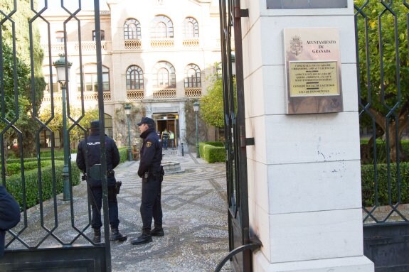 Policías nacionales en la sede de Urbanismo el pasado 13 de abril.