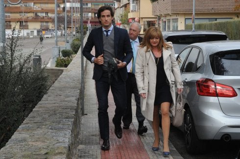 Feliciano, con su abogada, se dirige a los juzgados. :: cordon press