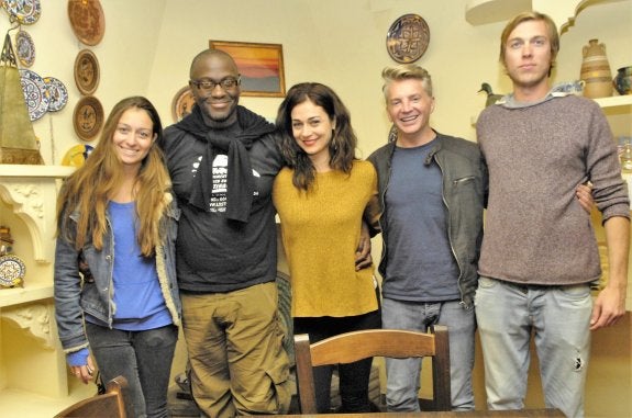 El director, con gafas, con parte del reparto.