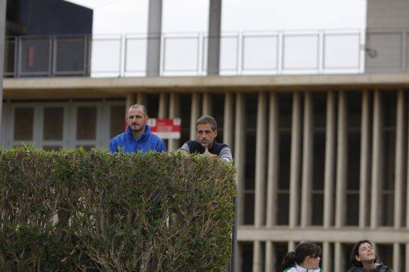 Fernando Soriano, que vio con Roberto Cabellud el partido del filial, tiene cinco días para buscar un acompañante para José Ángel.