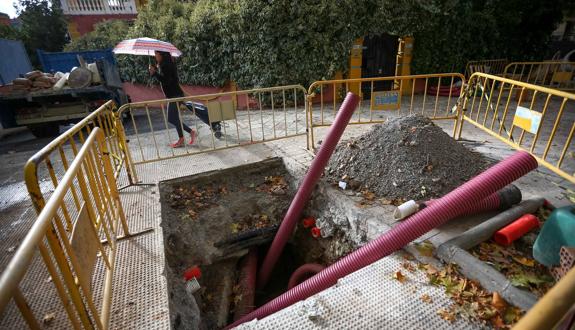 Zanja en la que está actuando Endesa en el camino Bajo de Huétor.