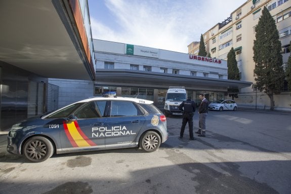 Policía Nacional en el Hospital Virgen de las Nieves poco después de saberse la muerte de la víctima.