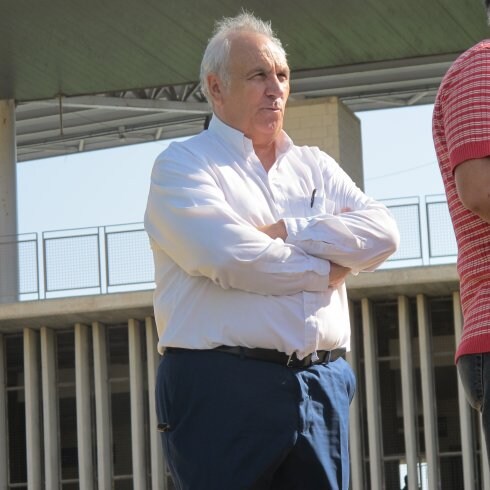 Alfonso García, presidente de la UDA, en una visita al Estadio de los Juegos Mediterráneos.
