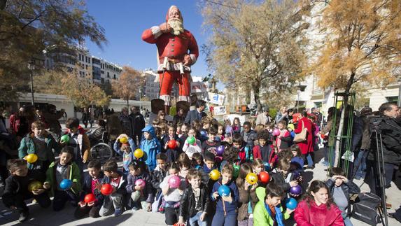 El Papá Noel más alto de Europa se exhibe en Puerta Real
