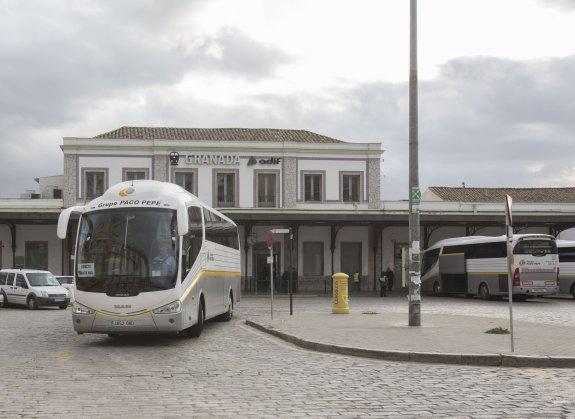 Un bus transborda entre la estación de Granada y la de Antequera-Santa Ana por las obras del AVE en dicho trazado.