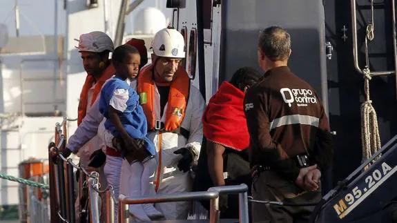 Llegan al puerto de Almería los 64 inmigrantes rescatados en Alborán