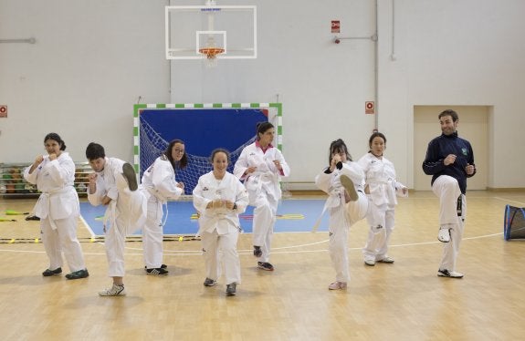 La clase de Rubén Hita, a la derecha, comienza con un movimiento de patada al aire. Cada día sus alumnos llegan un poco más alto con la pierna.