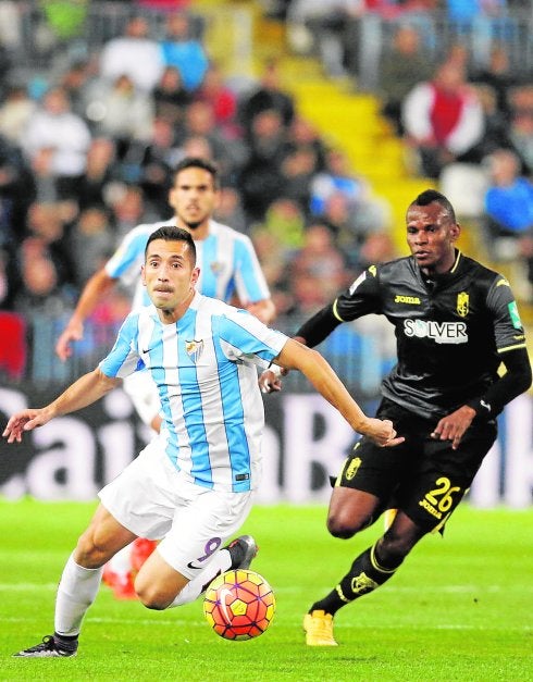 Uche Agbo, por detrás del balón. Al Granada siempre se la ha dado mal La Rosaleda en el nuevo ciclo en Primera.