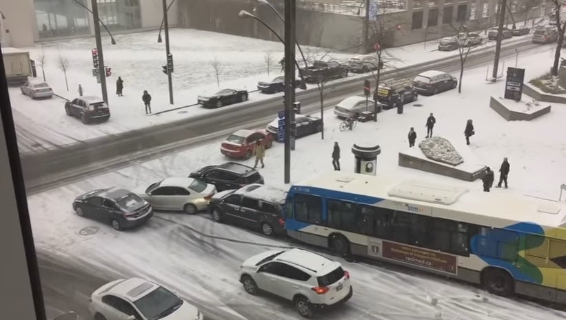 Un gran choque en cadena por la nieve se convierte en fenómeno viral