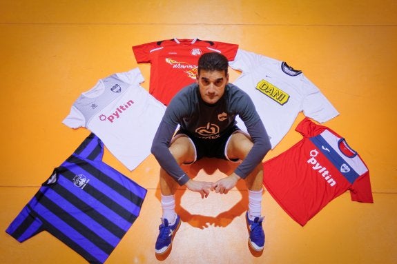 Nacho Calero posa en el pabellón de Peligros con algunas camisetas que defendió