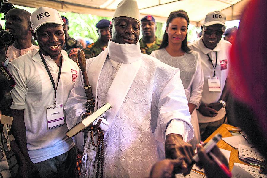 Yahya Jammeh acude a votar. Abajo, una de las canicas usadas en el referéndum. 