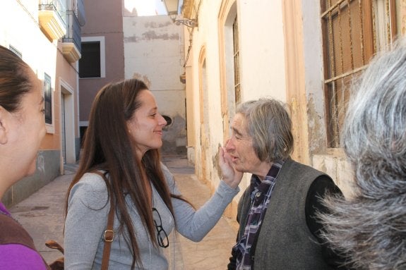 Loreto, ante la mirada de Olga y María, acaricia la cara de Lola, vecina mítica del Casco Histórico cuya historia conocen ya muchos.