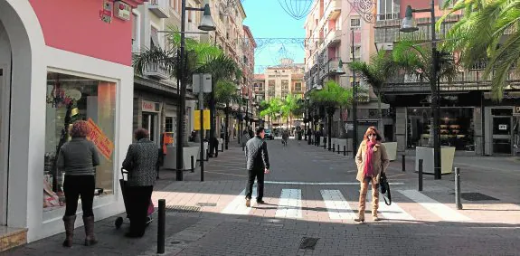 La calle Emilio Moré, junto a la céntrica Plaza Gaspar Esteva, sin coches, a las doce del mediodía del pasado lunes. 