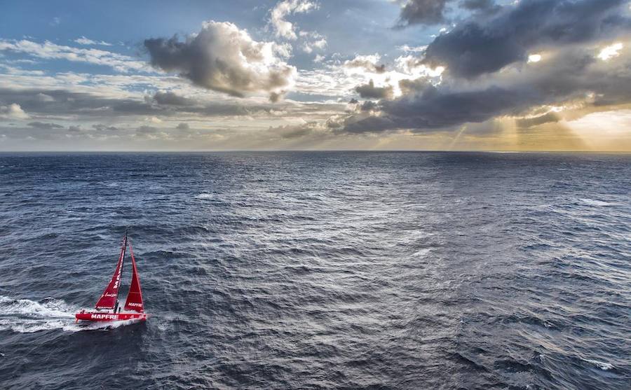 Fotografía de una de las embarcaciones participantes en la vuelta al mundo a vela Volvo Ocean Race, a su paso por el Punto Nemo, en 2015. 