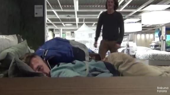 Así durmieron dos chicos en Ikea sin ser descubiertos