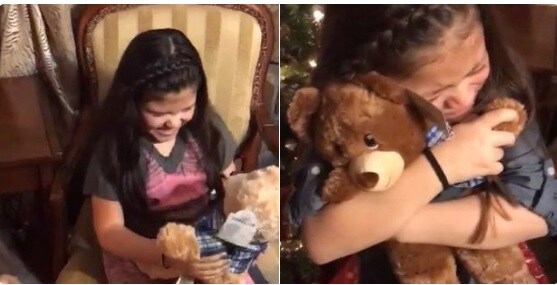 La tierna reacción de unas niñas al recibir un oso de peluche con la voz de su abuelo fallecido