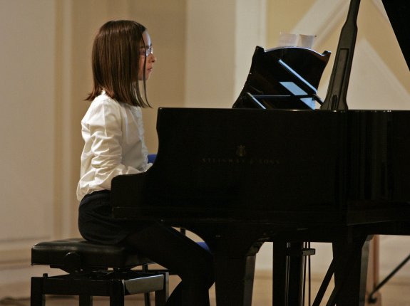 Una alumna del conservatorio toca el piano en el paraninfo, en una imagen de archivo.