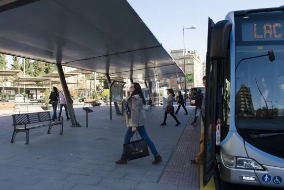 Una imagen de un bus LAC en la parada de la Caleta.