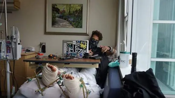 Un youtuber se parte las piernas haciendo balconing y pide dinero a sus seguidores para su recuperación