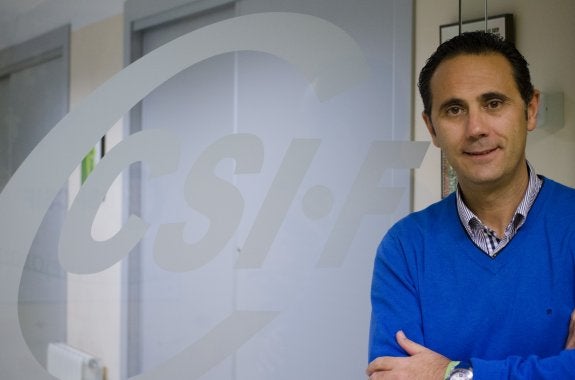 Germán Girela posa a la entrada de CSIF.