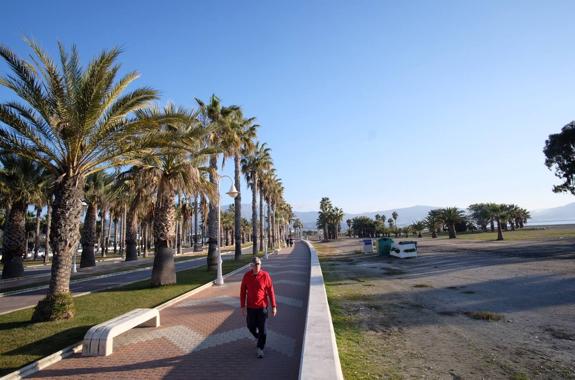 El proyecto que presentará el Consistorio incluirá la construcción de nuevas plazas de aparcamiento en la Playa Poniente.