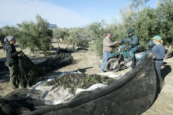 Controles de la Guardia Civil a una cuadrilla legal en una imagen de archivo.