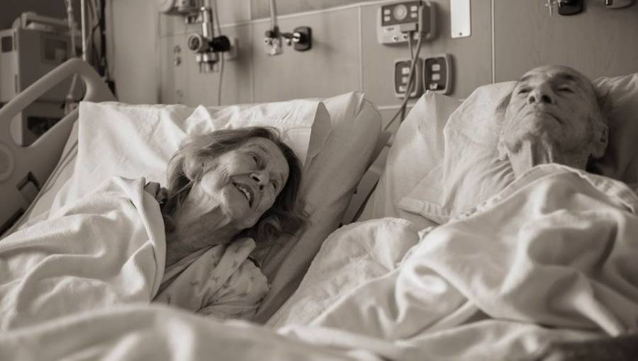 Una anciana pide ingresar voluntariamente en un hospital para pasar las últimas horas con su marido
