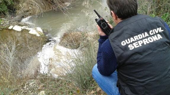 La Guardia Civil apunta a aguas fecales en el vertido en el río Frío