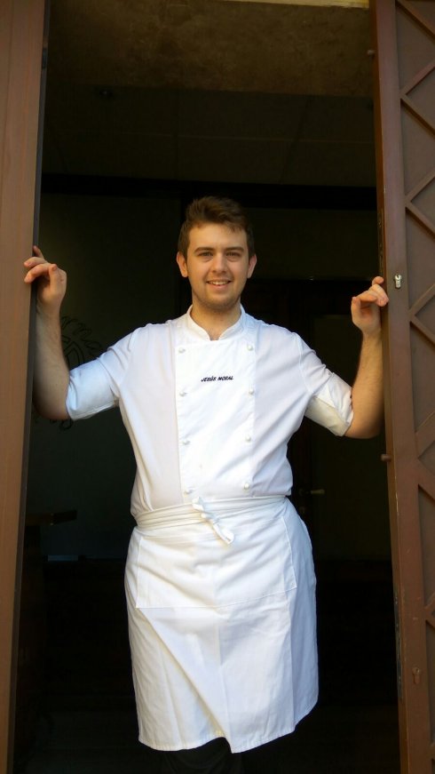 El chef bailenense posa en la puerta de su restaurante en la localidad.