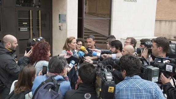 Isabel Nieto, tras declarar en sede judicial por la Operación Nazarí hace unos meses.
