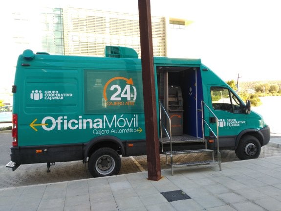Oficina móvil mediante la cual Cajamar prestará servicios financieros en 17 localidades de Almería.