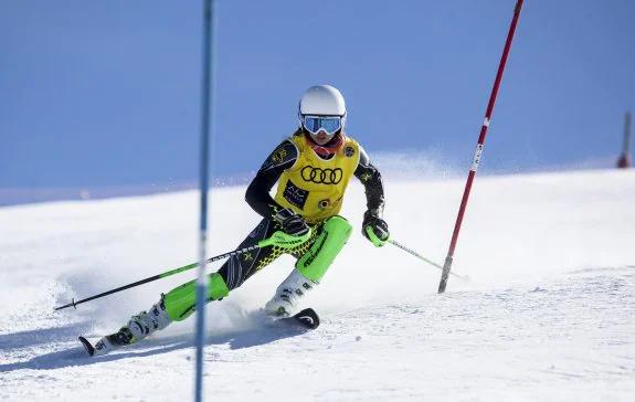 La esquiadora andaluza Luna Espín se esmera en el eslalon.
