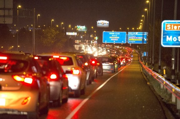 Tráfico colapsado en la Circunvalación de Granada.