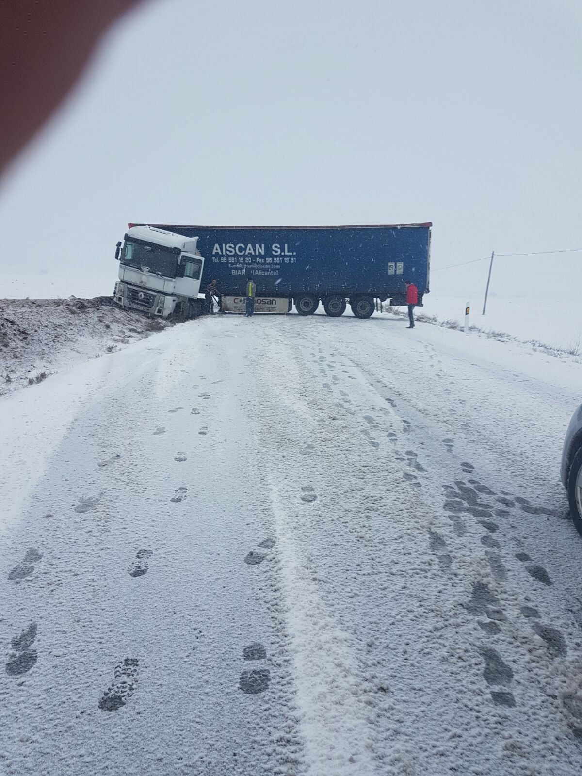 Camión atravesado ayer en La Puebla de Don Fadrique.