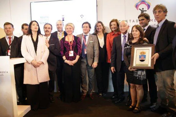 Foto de familia del alcalde de Roquetas, ministra de Trabajo, concejales y premiados