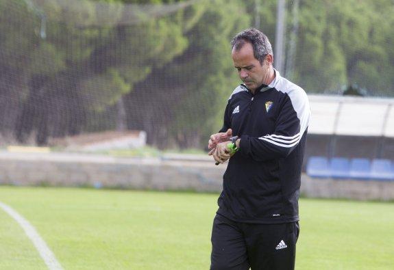 Álvaro Cervera, técnico del equipo cadista, recela de la posición en la tabla de la UD Almería y avisa que será un partido complicado. :: Ideal