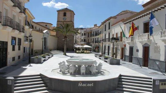 En la plaza del pueblo se puede disfrutar de todo el esplendor que desprende Macael.