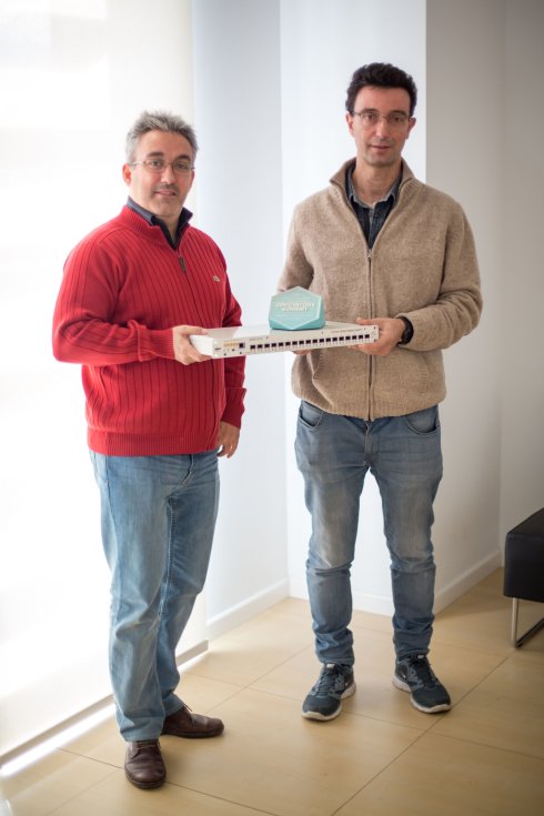 Javier Díaz y Eduardo Ros sostienen el premio recibido y uno de sus dispositivos.