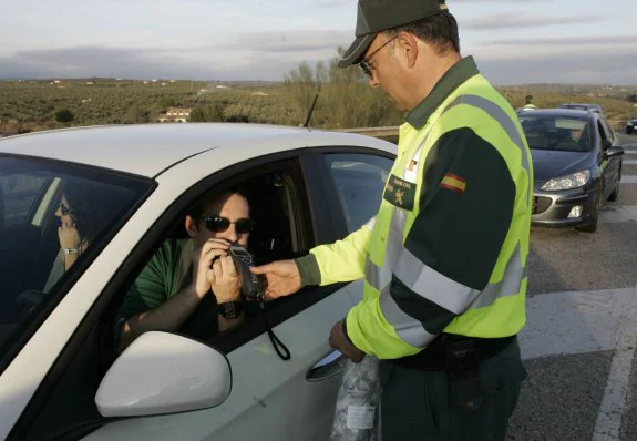 Agentes de la Guardia Civil de Tráfico realizan un control.