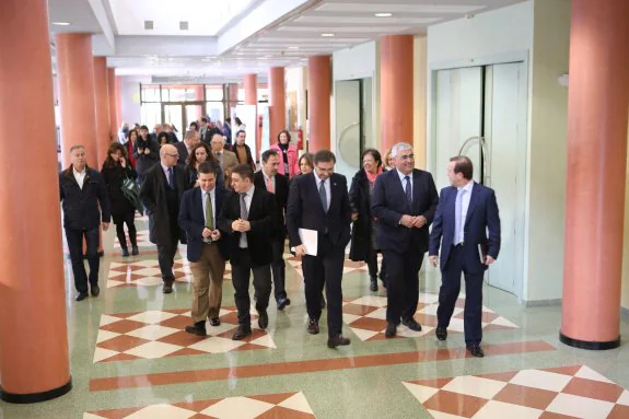 Autoridades, representantes de IDEAL y participantes, a su llegada al edificio Zabaleta, donde tuvo lugar la presentación.