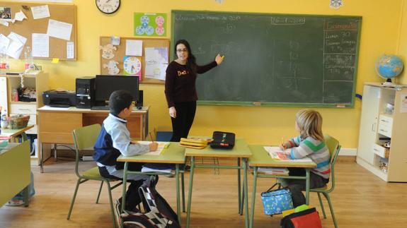 Aulas vacías. La maestra interina de Cilleruelo, Diana Fernández, imparte clase a Lahcen y Séan, sus dos únicos alumnos. 