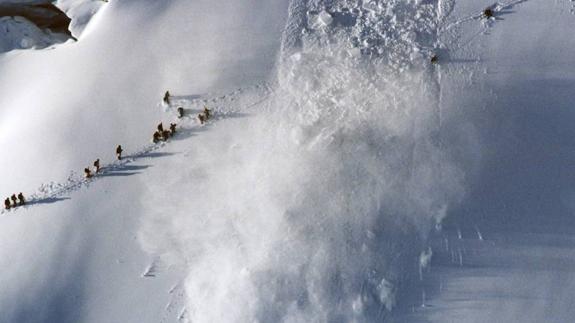 Un grupo de escaladores, sorprendidos por una avalancha en el Mont Blanc. 