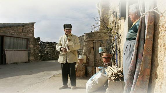 Dos vecinos de Pinilla del Olmo, un pueblo de Soria condenado por la emigración. 