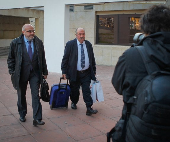 Arenas (dcha.) junto a su letrado, Jorge Fernández.