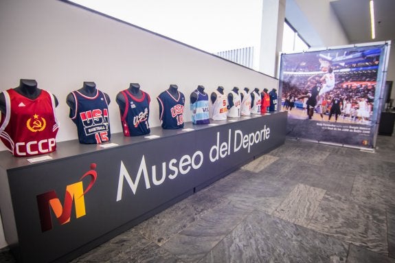 Camisetas de las selecciones de baloncesto durante distintas épocas, desde la de la extinta URSS hasta otras más actuales de Estados Unidos, Argentina o España.