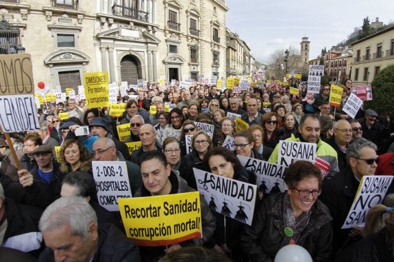 Miles de personas se volvieron a concentrar en la mañana de ayer en Plaza Nueva para reclamar a la Junta dos hospitales completos.
